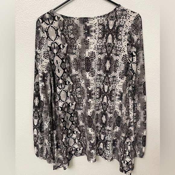 INC International Concepts Diamond Python Front Pockets Gray Blouse Top Size M - Picture 8 of 11